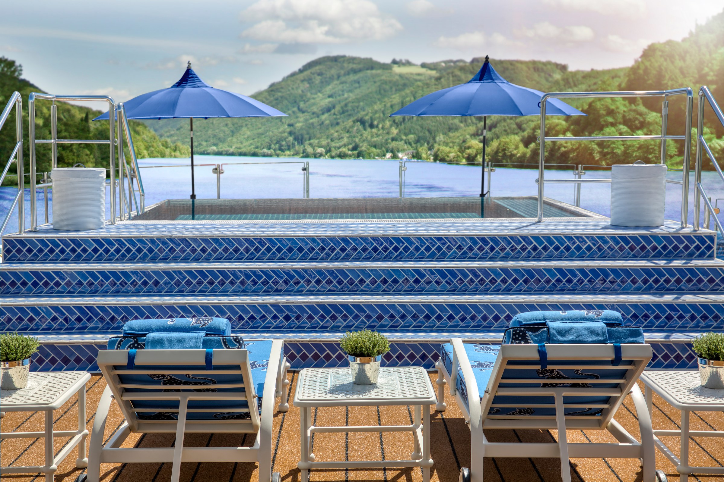 S.S. Bon Voyage – Soleil Deck infinity pool