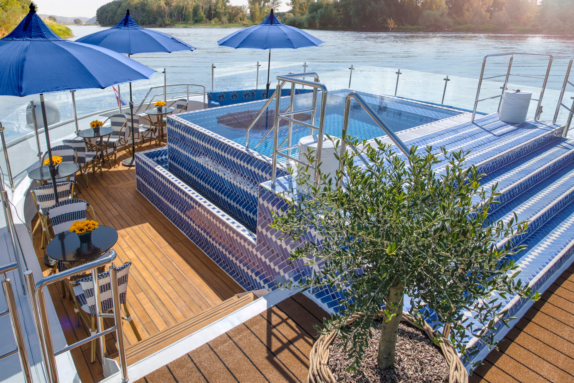 S.S. Bon Voyage – Soleil Deck infinity pool