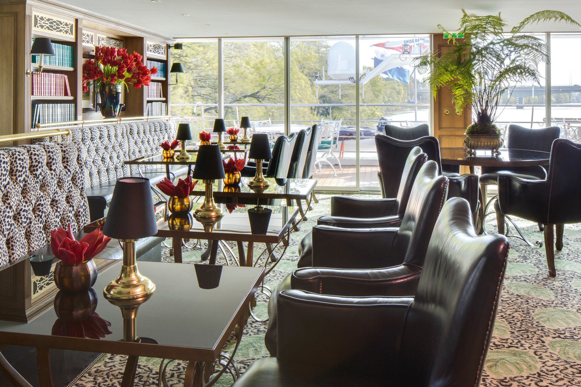 S.S. Catherine – Bar du Léopard seating