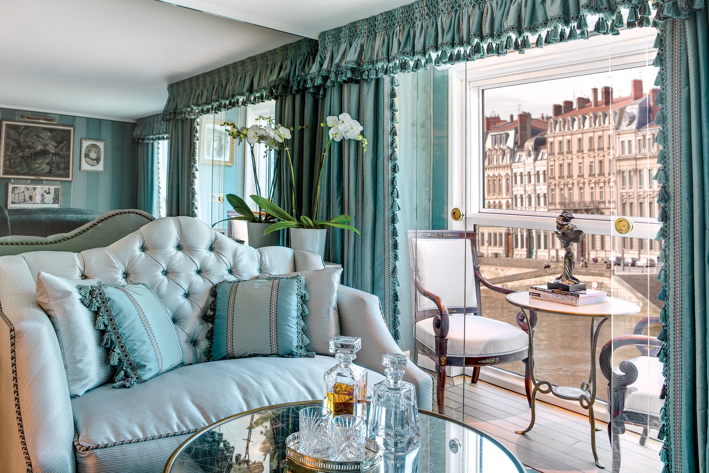S.S. Catherine – Suite sitting area