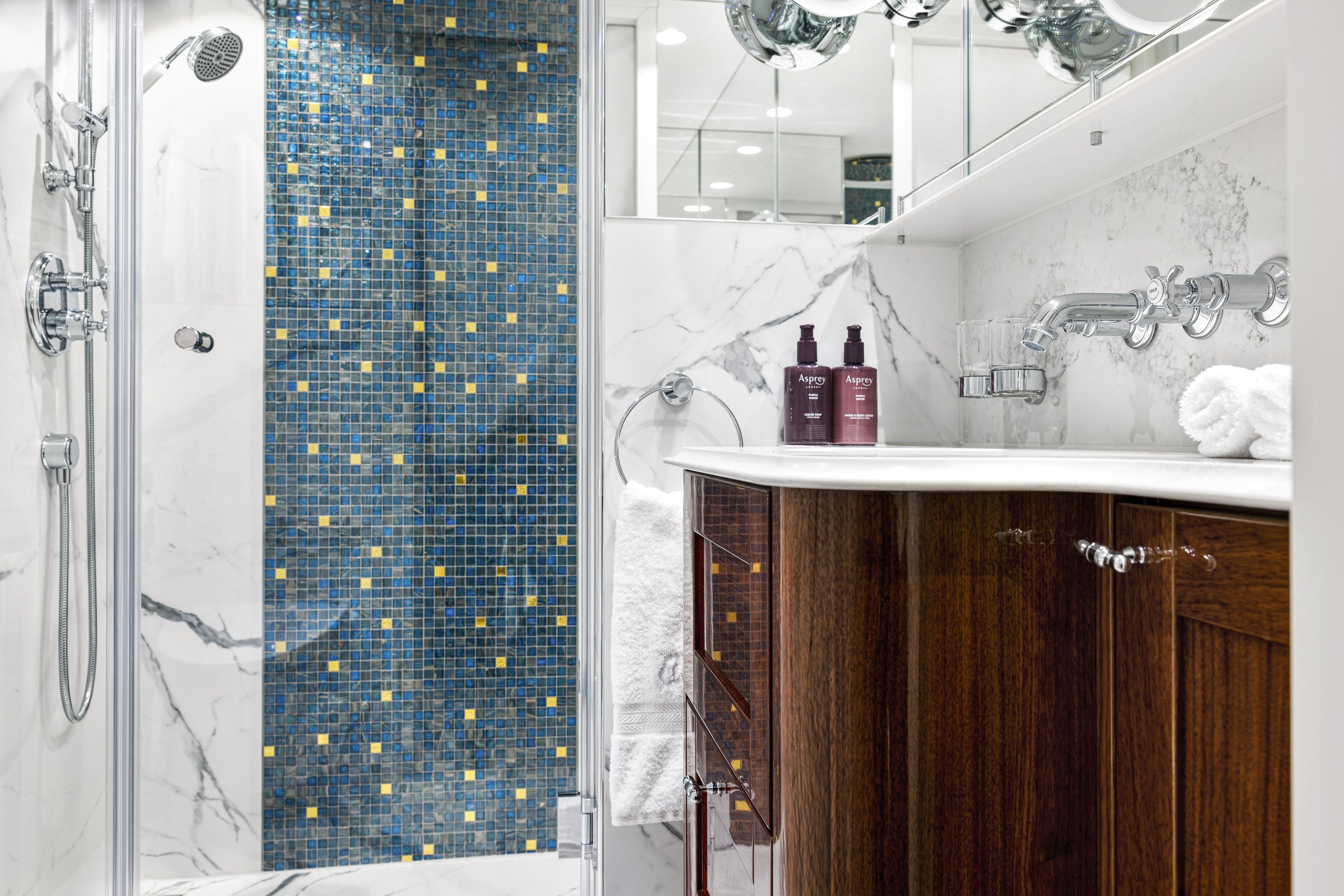 S.S. Emilie – Classic stateroom bathroom
