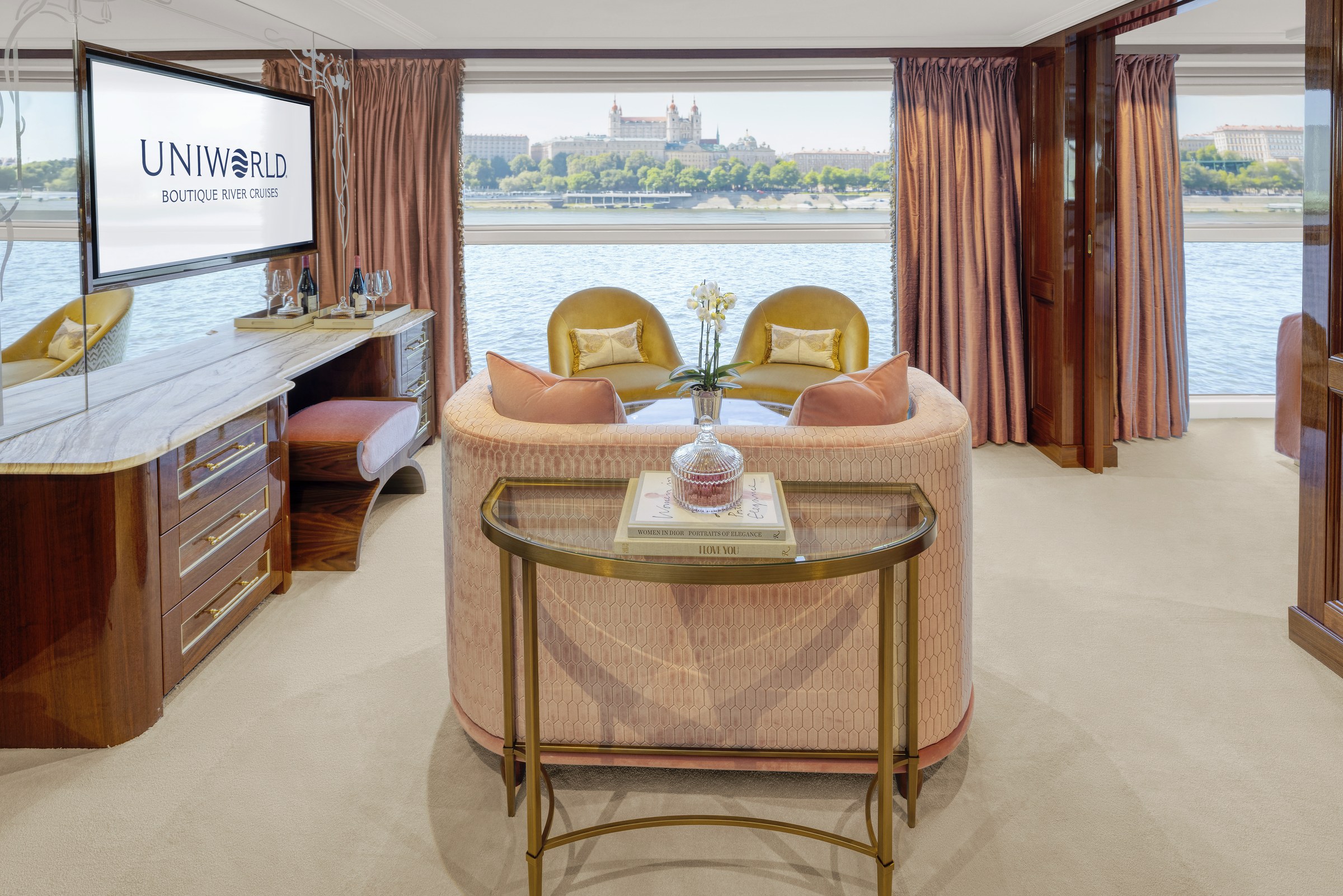 S.S. Emilie – Grand Suite living room with river view