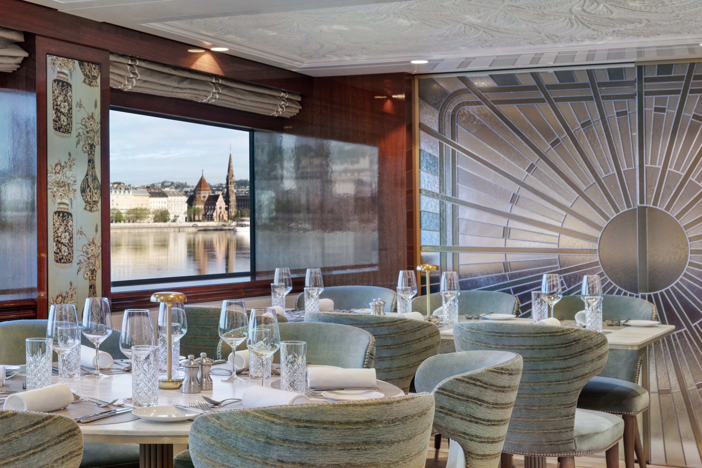 S.S. Emilie – Restaurant with river view