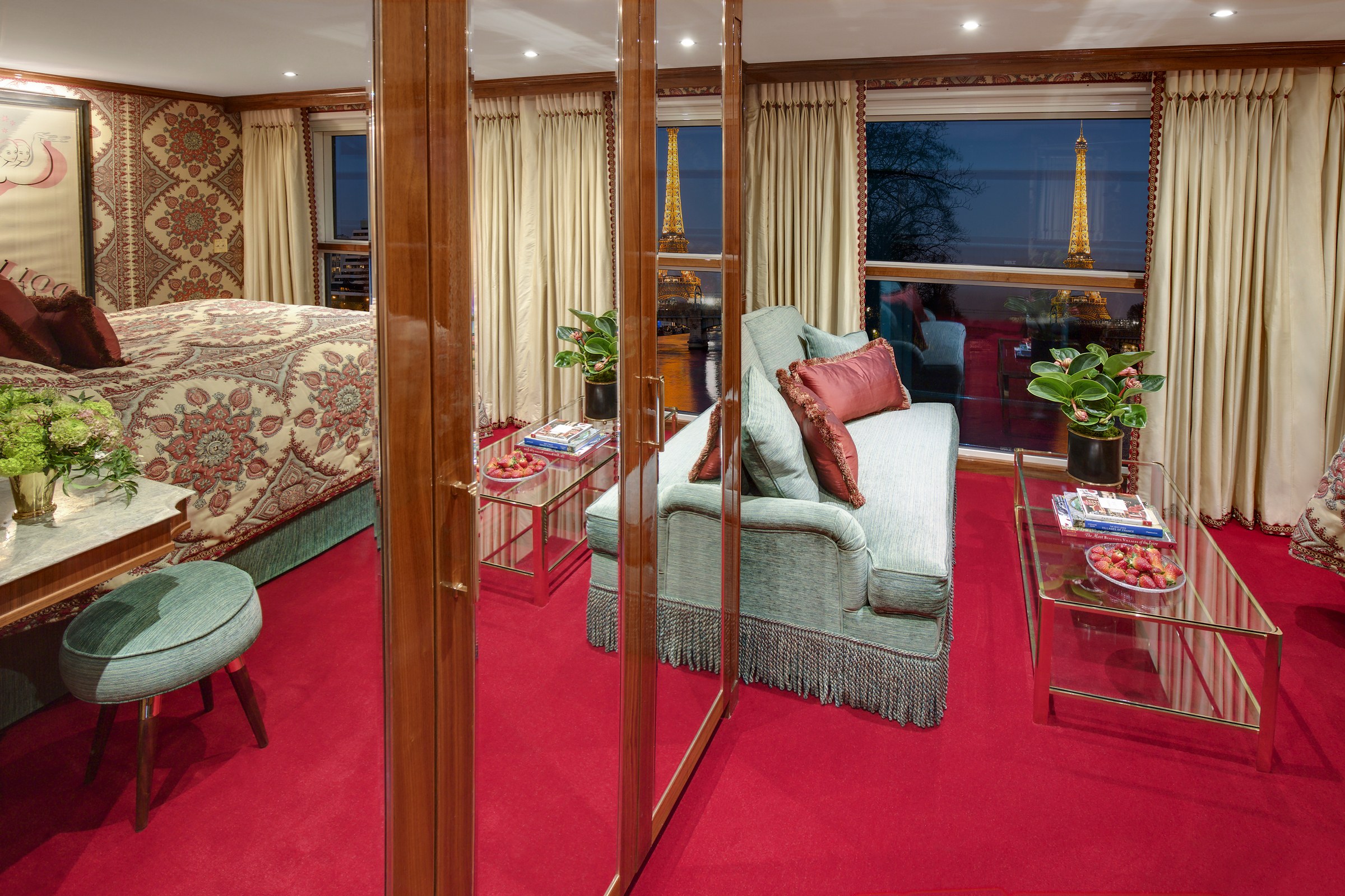 S.S. Joie de Vivre – Suite sitting area