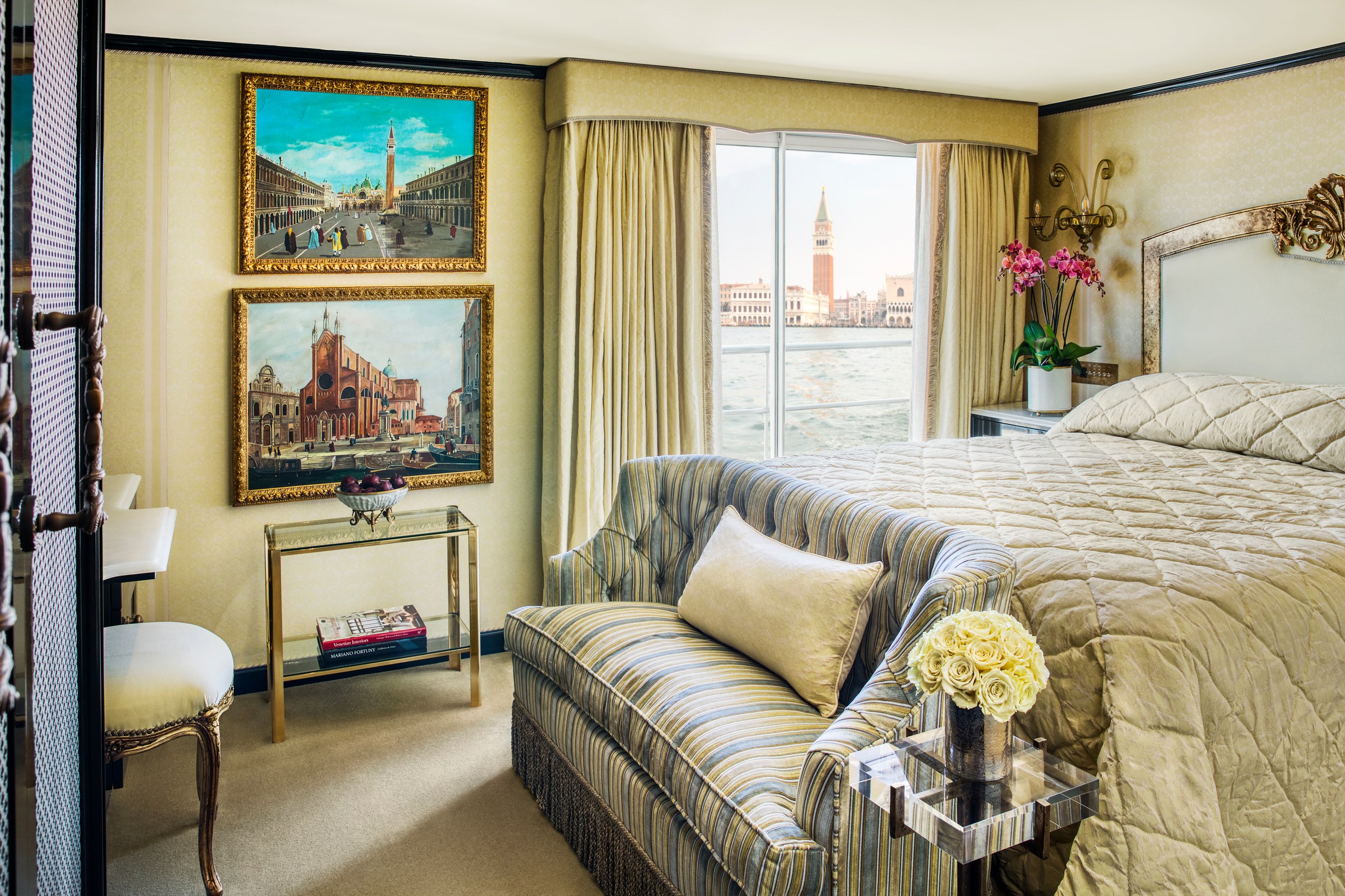 S.S. La Venezia – Suite bedroom with view of Venice