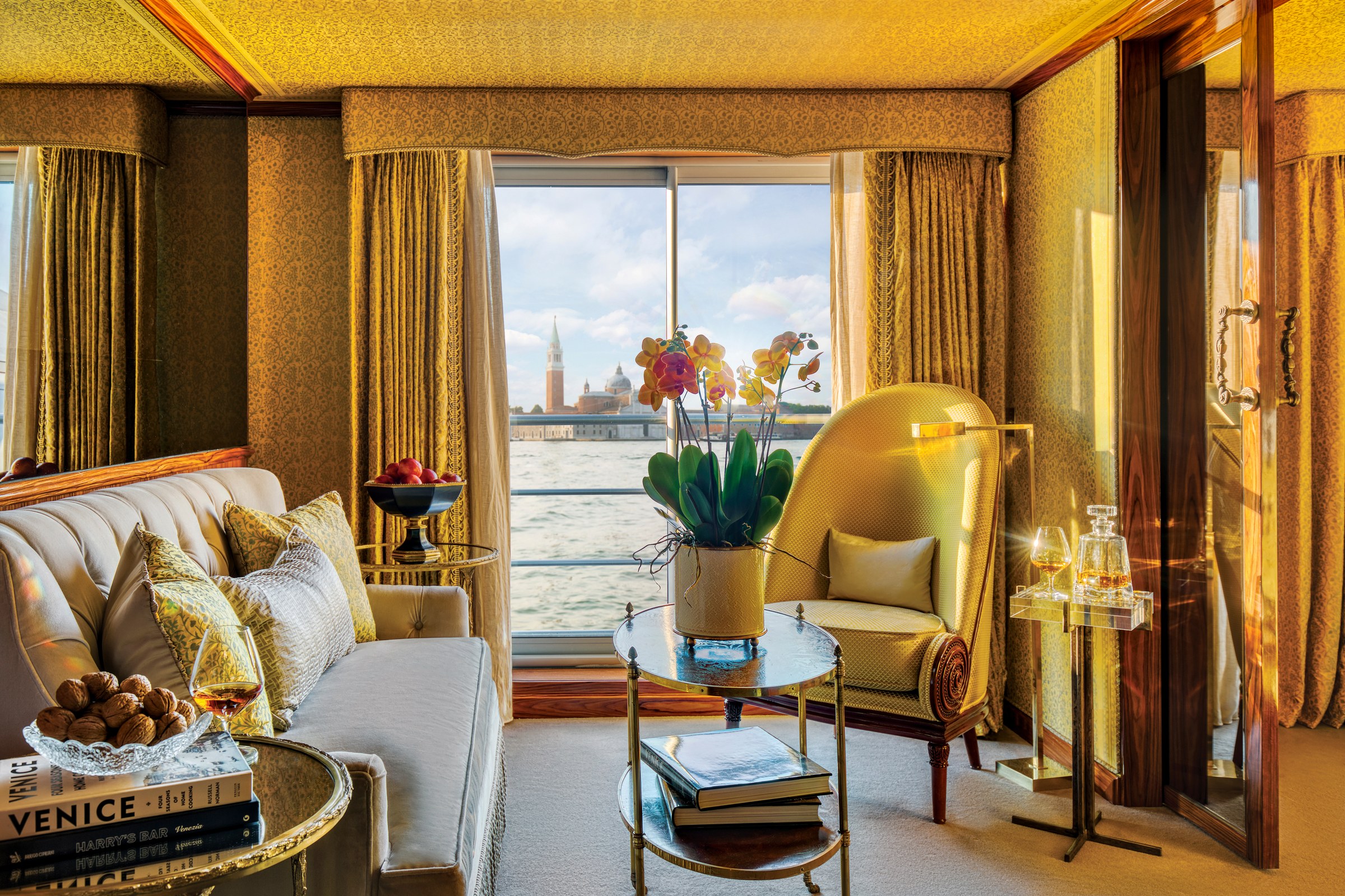 S.S. La Venezia – Suite sitting area with view of Venice