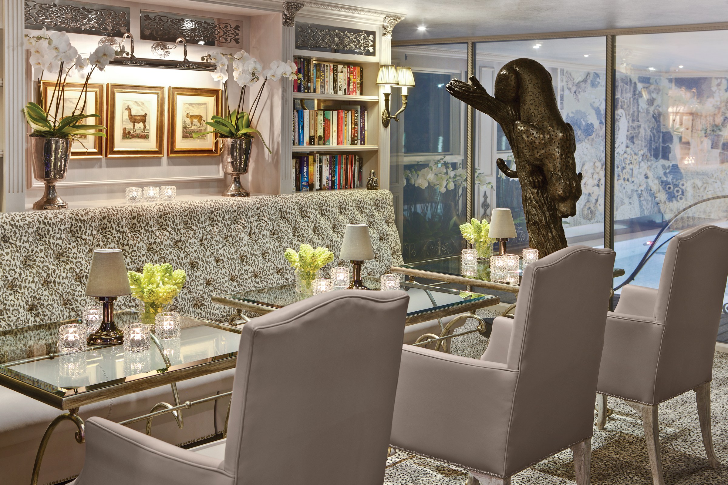 S.S. Maria Theresa – Bar du Léopard seating