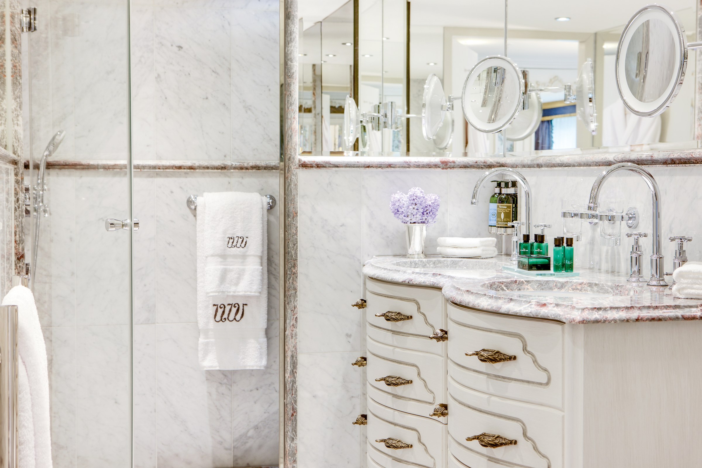 S.S. Maria Theresa – Suite bathroom