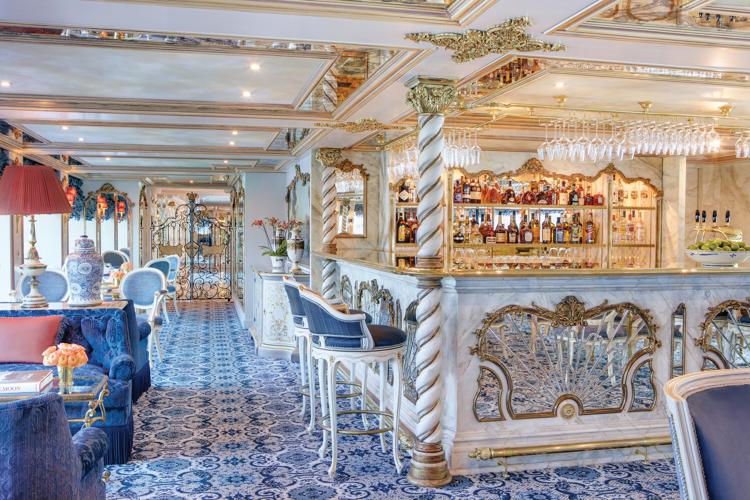 S.S. Maria Theresa – Habsburg Lounge bar