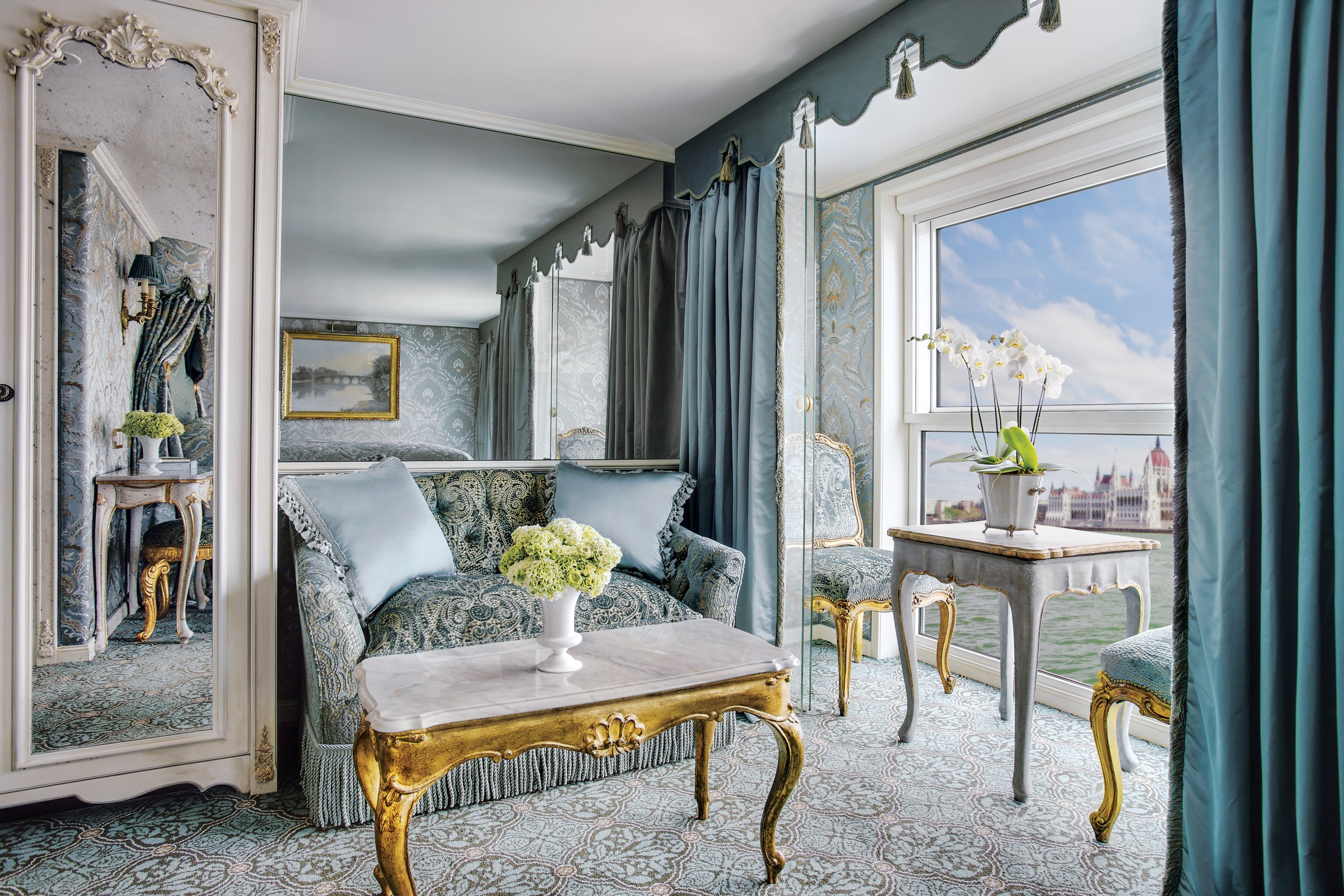 S.S. Maria Theresa – Suite sitting area