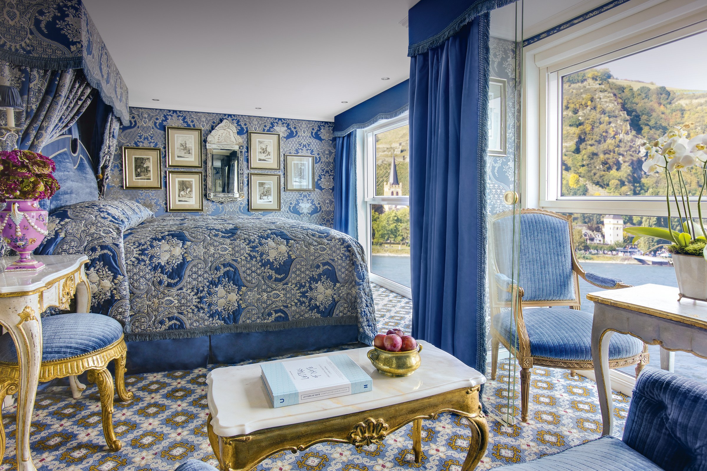 S.S. Maria Theresa – Suite sitting area