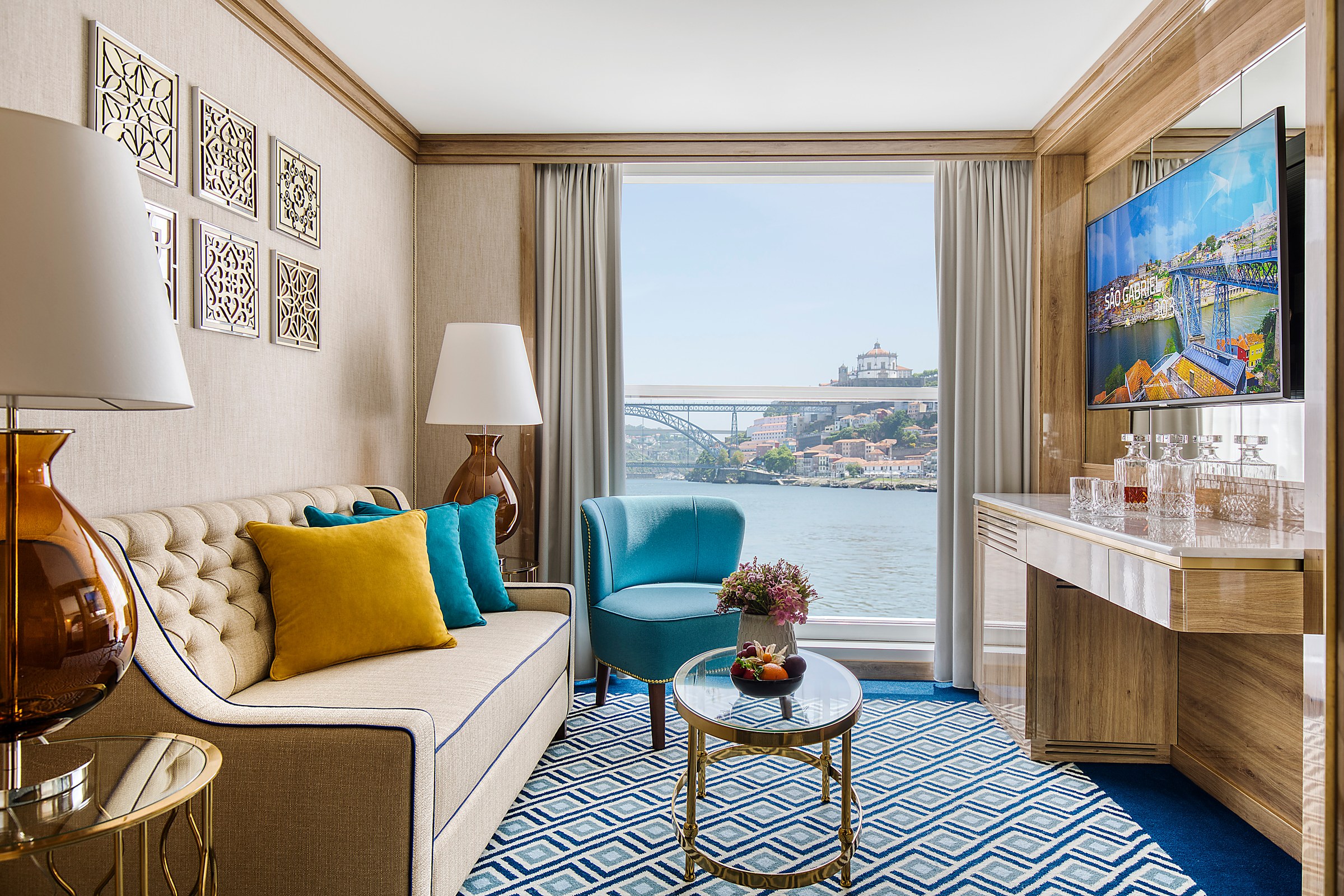 S.S. São Gabriel – Grand Suite living area with river view