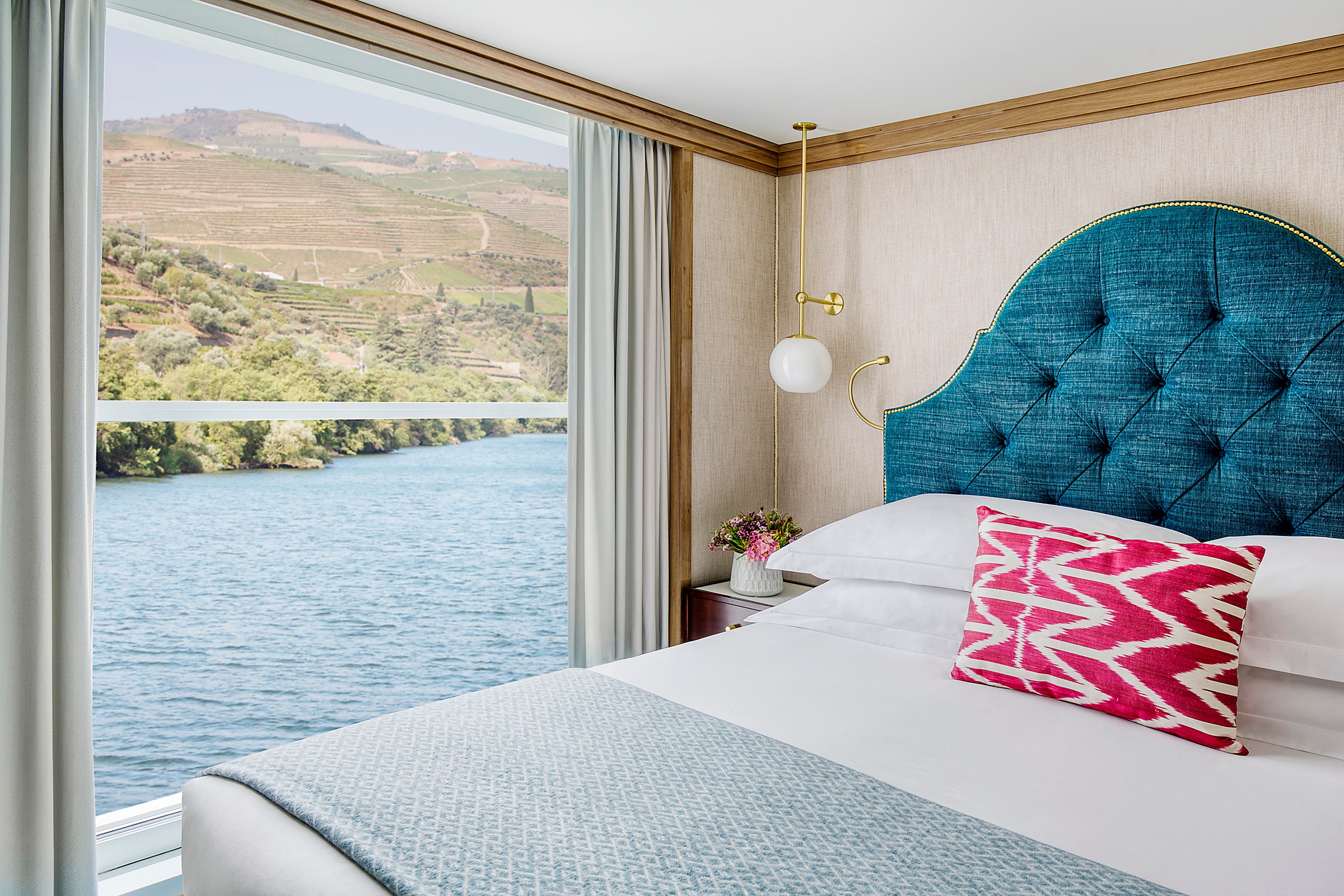 S.S. São Gabriel – Grand Suite bedroom with Douro view