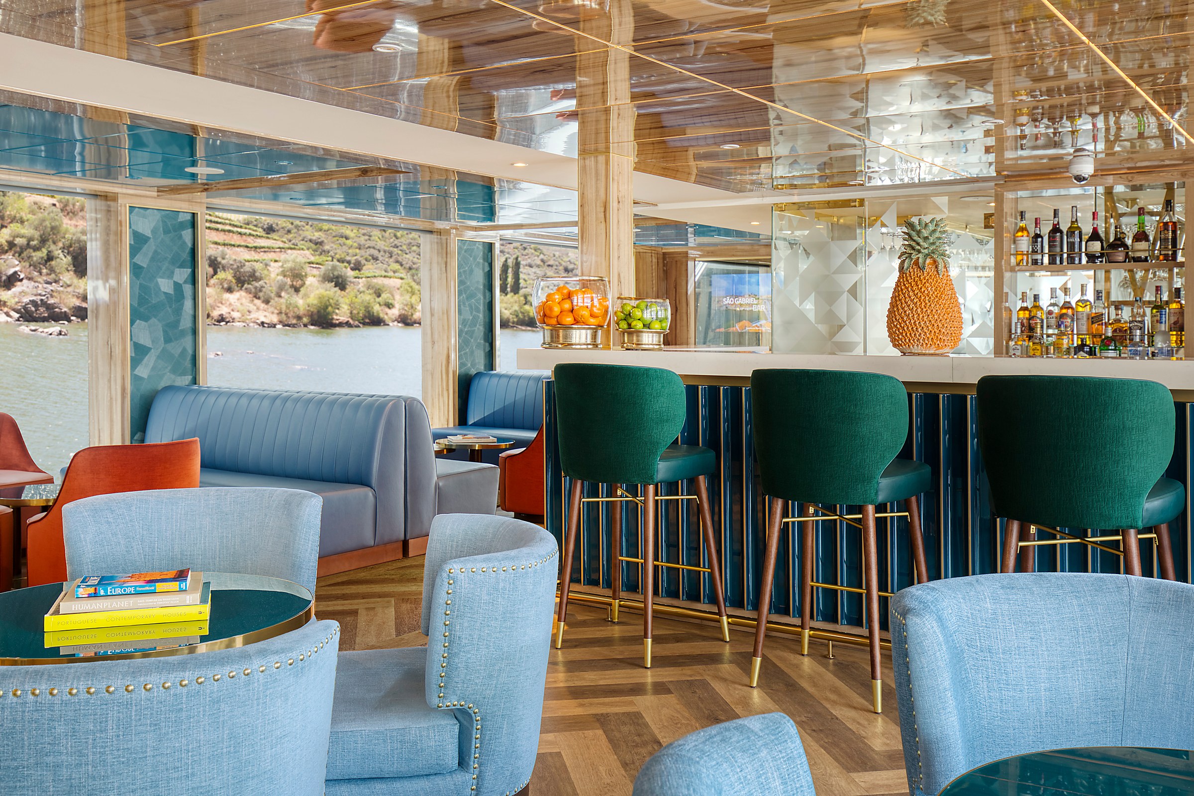 S.S. São Gabriel – Lounge bar seating