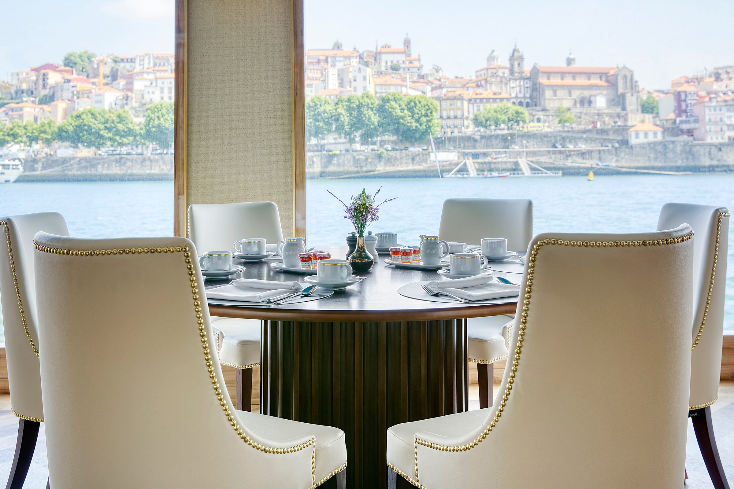S.S. São Gabriel – Restaurant with view of Porto