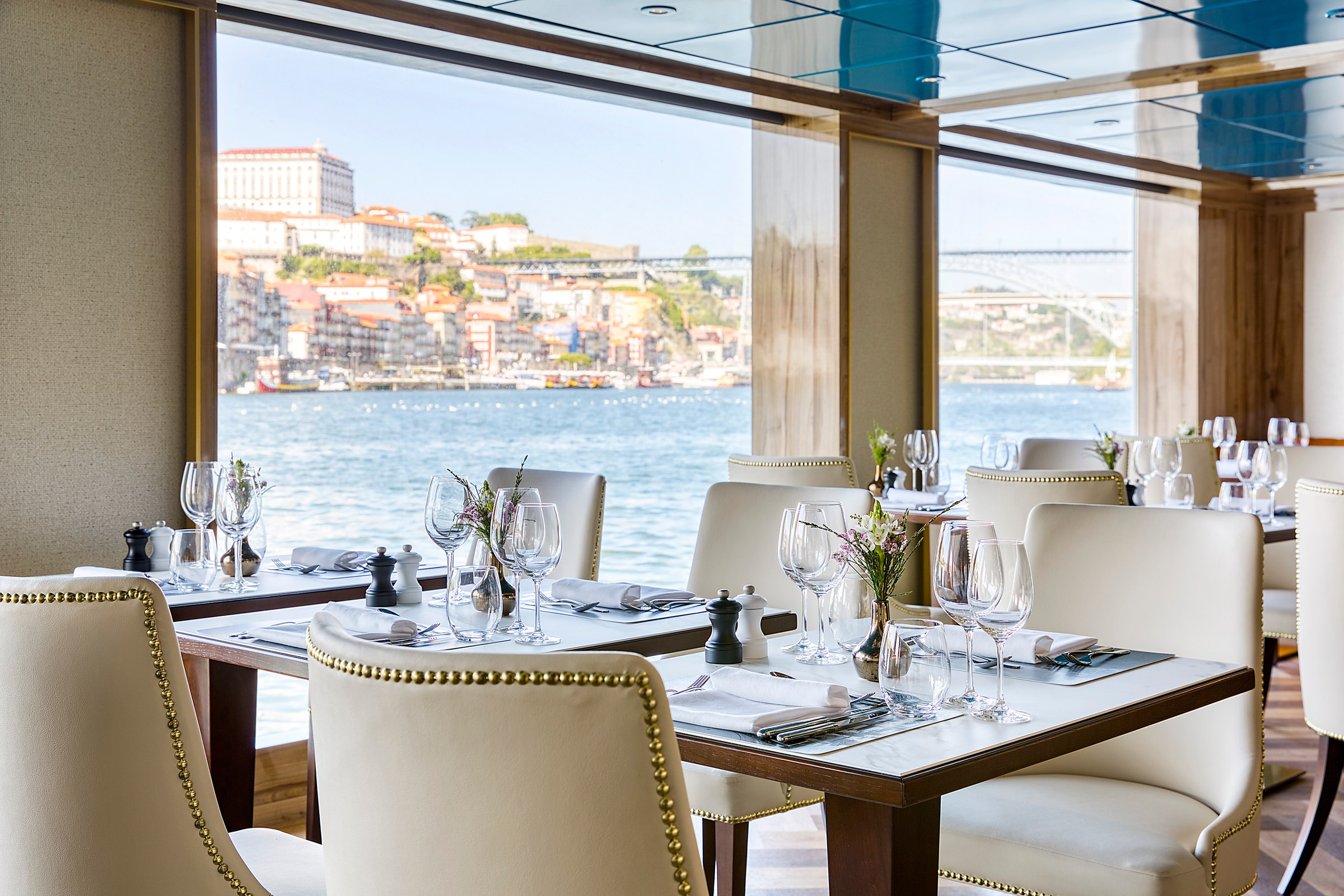 S.S. São Gabriel – Restaurant at lunch