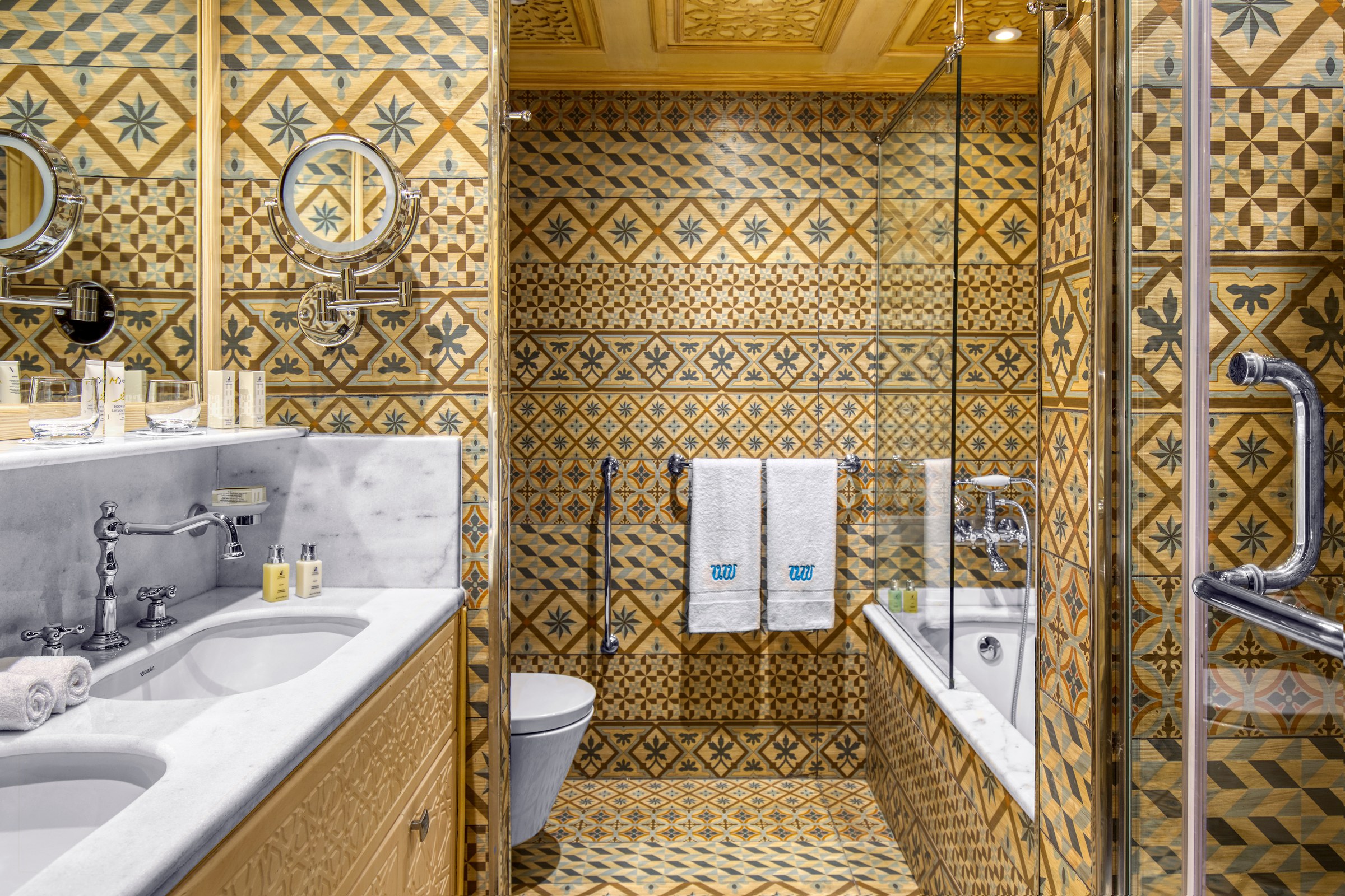 S.S. Sphinx – Suite bathroom